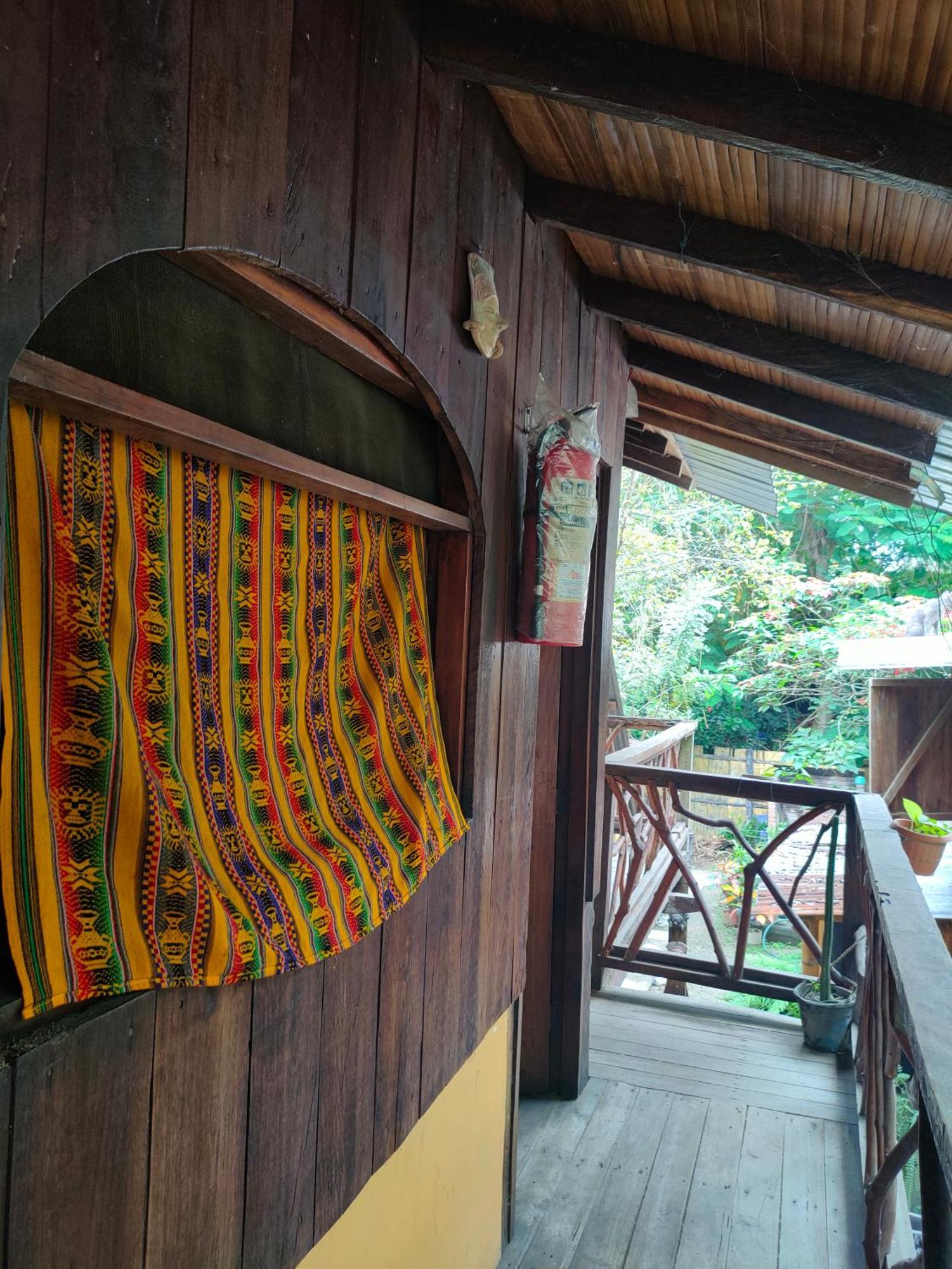 Al Carajo House Backpackers Host Hostel Montanita Exterior photo