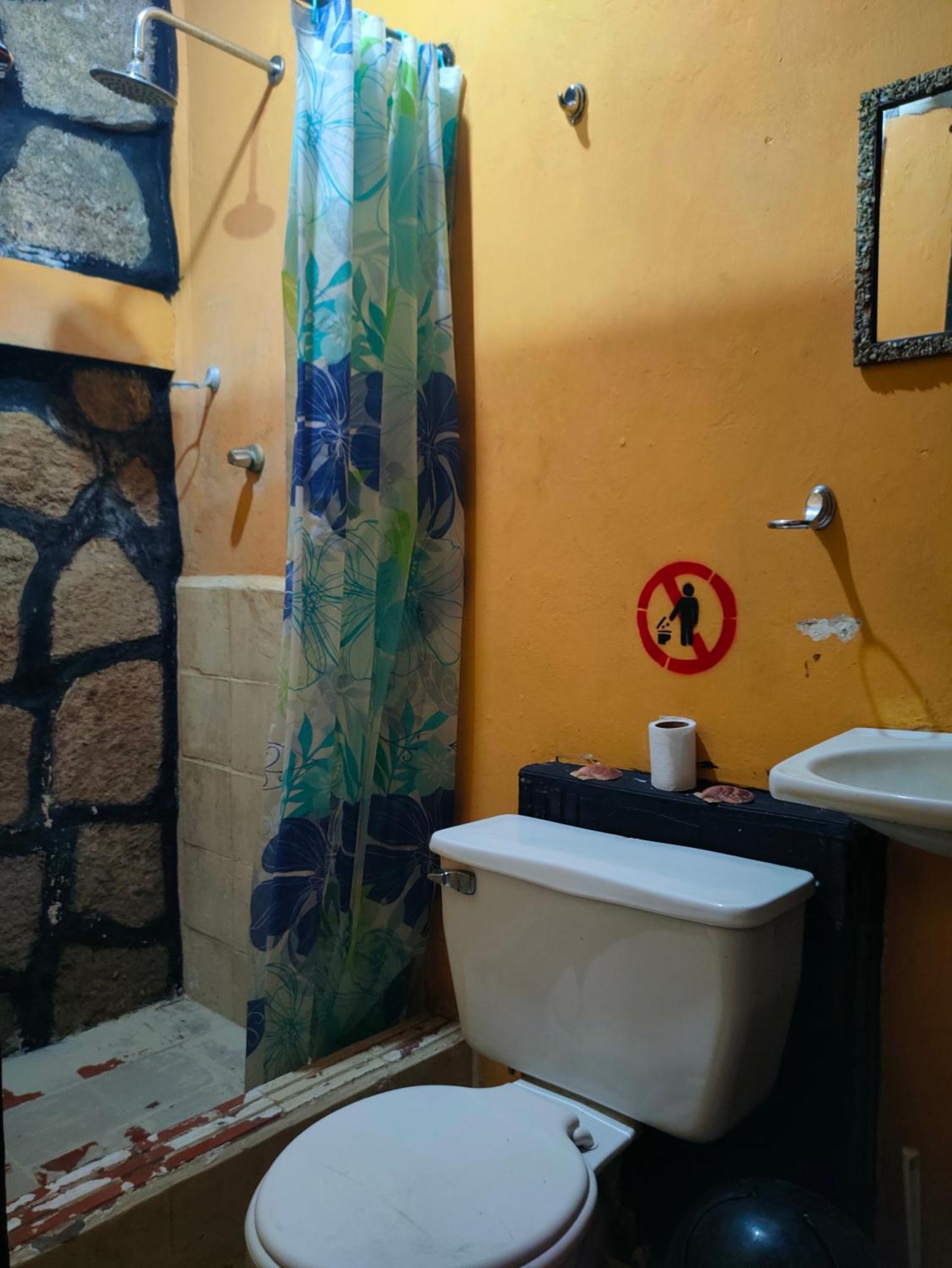 Al Carajo House Backpackers Host Hostel Montanita Exterior photo
