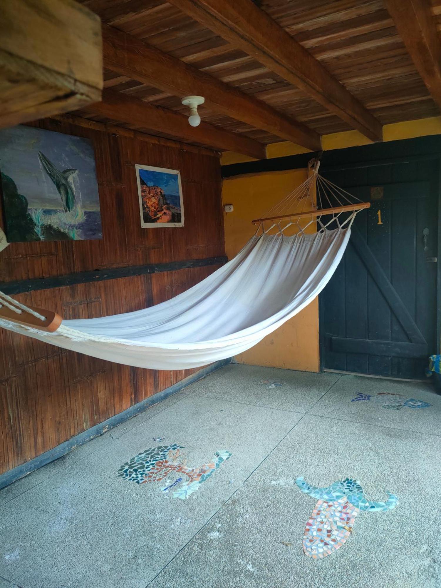 Al Carajo House Backpackers Host Hostel Montanita Exterior photo