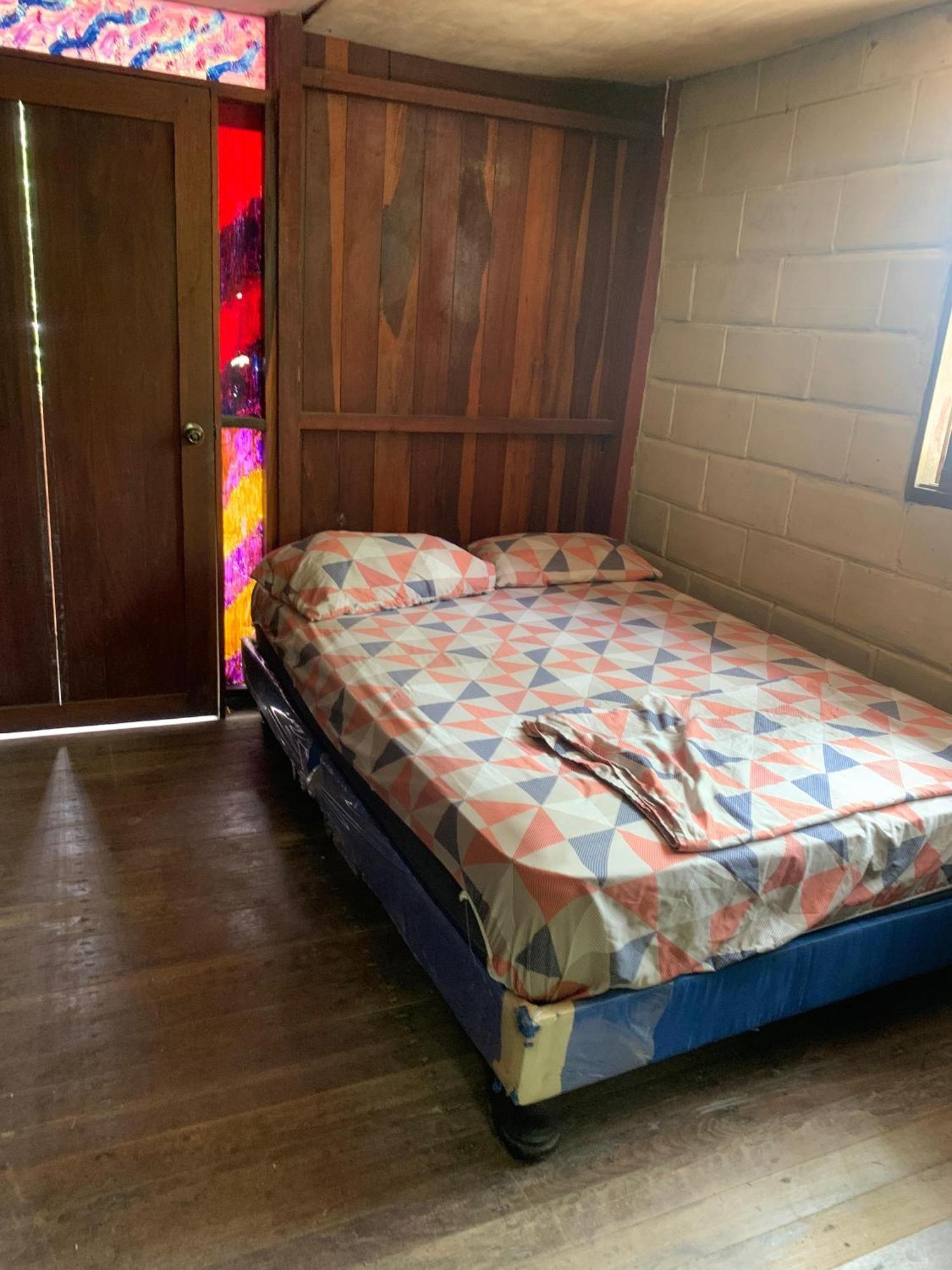 Al Carajo House Backpackers Host Hostel Montanita Exterior photo